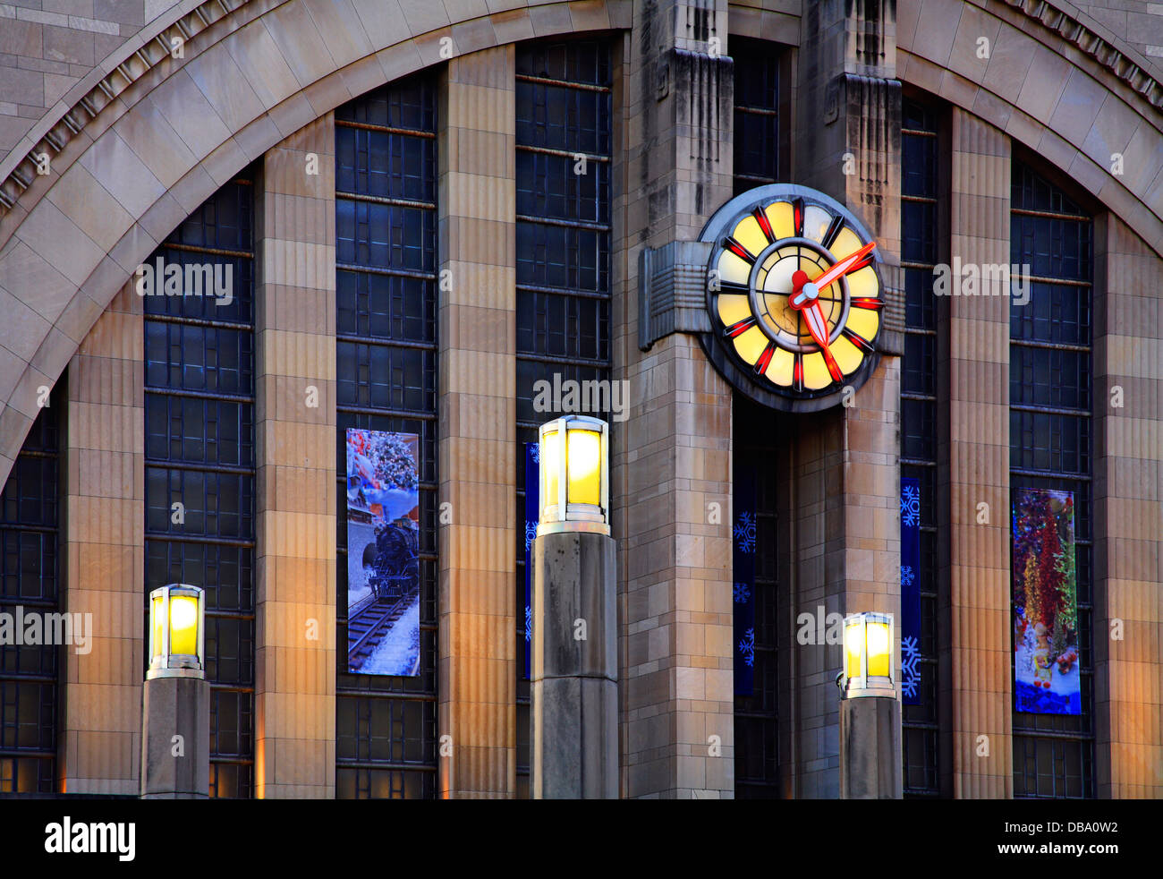 Eine Gebäude-Fassade und Uhr mit es ist außen leuchtet ab, komm, Cincinnati Ohio USA Stockfoto