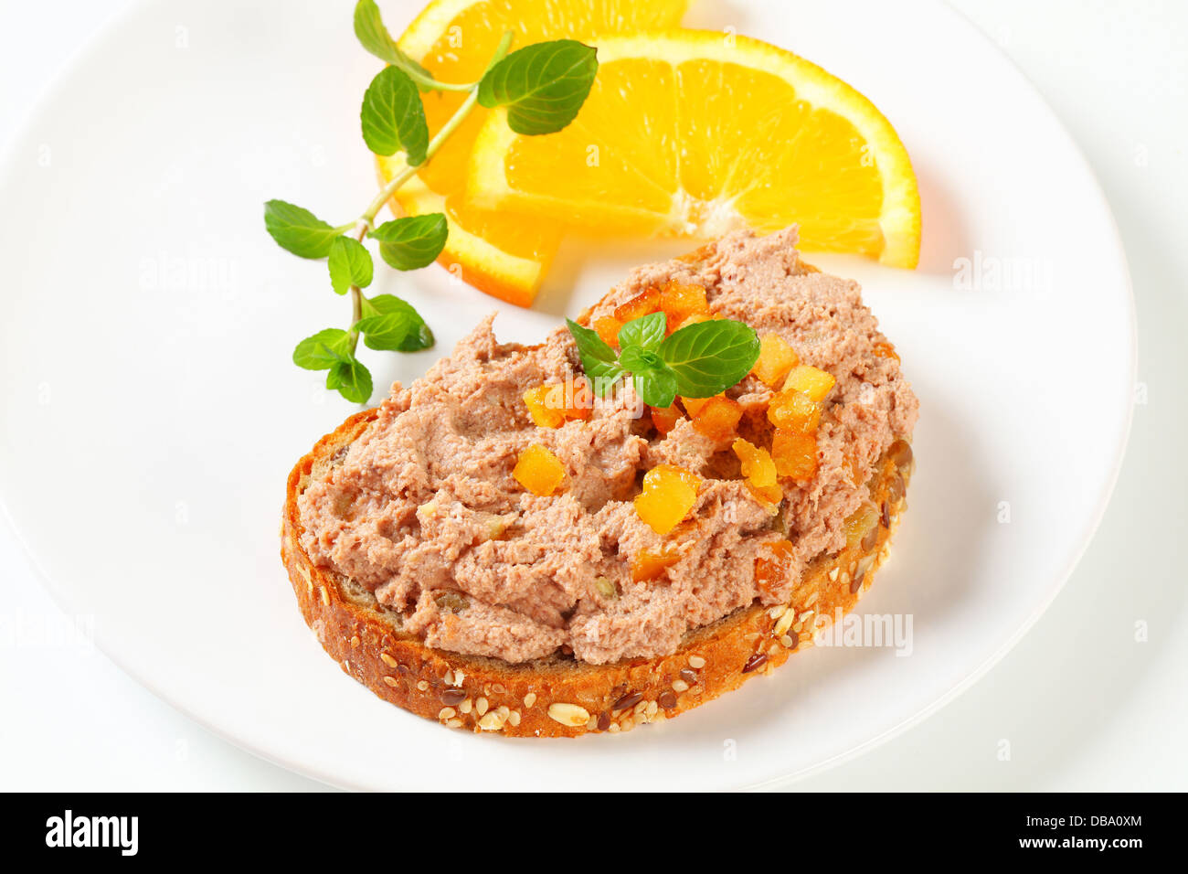 Vollkornbrot mit Fleisch Brot und kandierten Orangenschalen Stockfoto