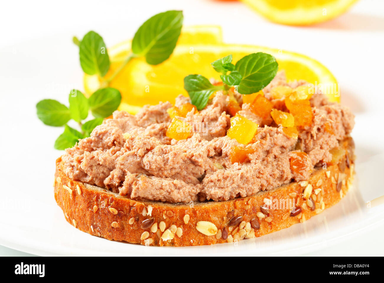 Vollkornbrot mit Fleisch Brot und kandierten Orangenschalen Stockfoto