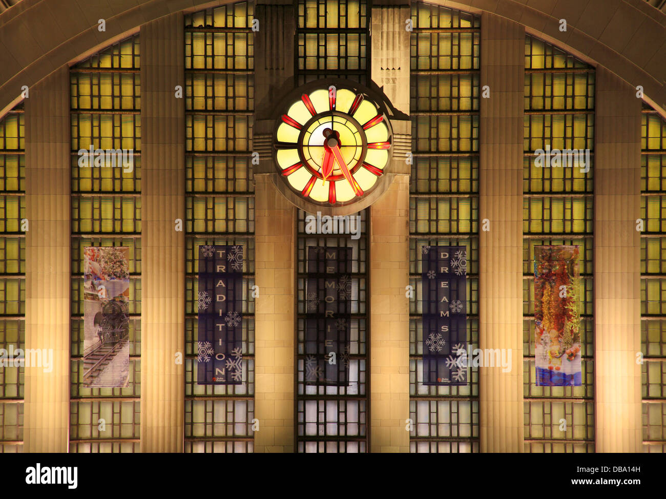 Eine Gebäude-Fassade und Uhr mit Nachtbeleuchtung auf Cincinnati Ohio, USA Stockfoto