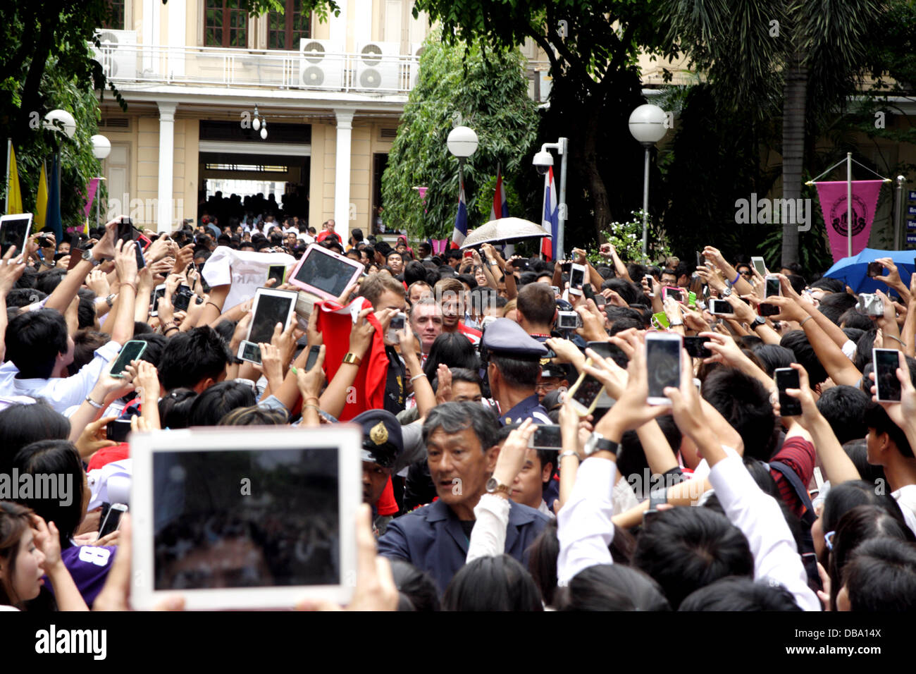 Bangkok, Thailand. 26. Juli 2013. Tausende von Liverpool FC Fans während Steven Gerrard Ankunft im Siriraj Krankenhaus. Liverpool FC Ankunft in Bangkok, wie sie geplant sind, um ein Fußball-Freundschaftsspiel gegen Thailand am 28. Juli im Rahmen der pre-Season-Team-Tour zu spielen. Bildnachweis: Piti A Sahakorn/Alamy Live-Nachrichten Stockfoto