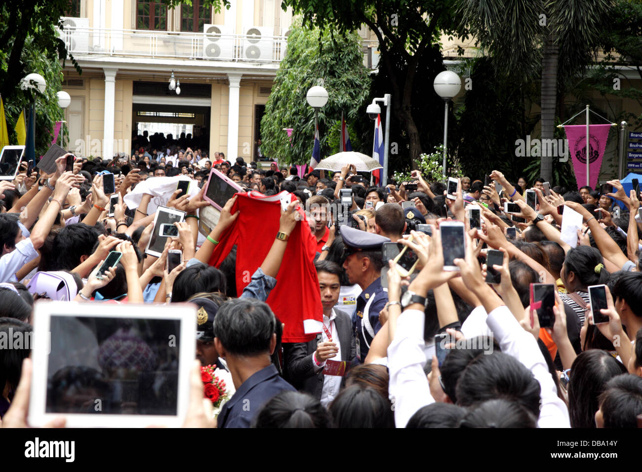 Bangkok, Thailand. 26. Juli 2013. Tausende von Liverpool FC Fans während Steven Gerrard Ankunft im Siriraj Krankenhaus. Liverpool FC Ankunft in Bangkok, wie sie geplant sind, um ein Fußball-Freundschaftsspiel gegen Thailand am 28. Juli im Rahmen der pre-Season-Team-Tour zu spielen. Bildnachweis: Piti A Sahakorn/Alamy Live-Nachrichten Stockfoto