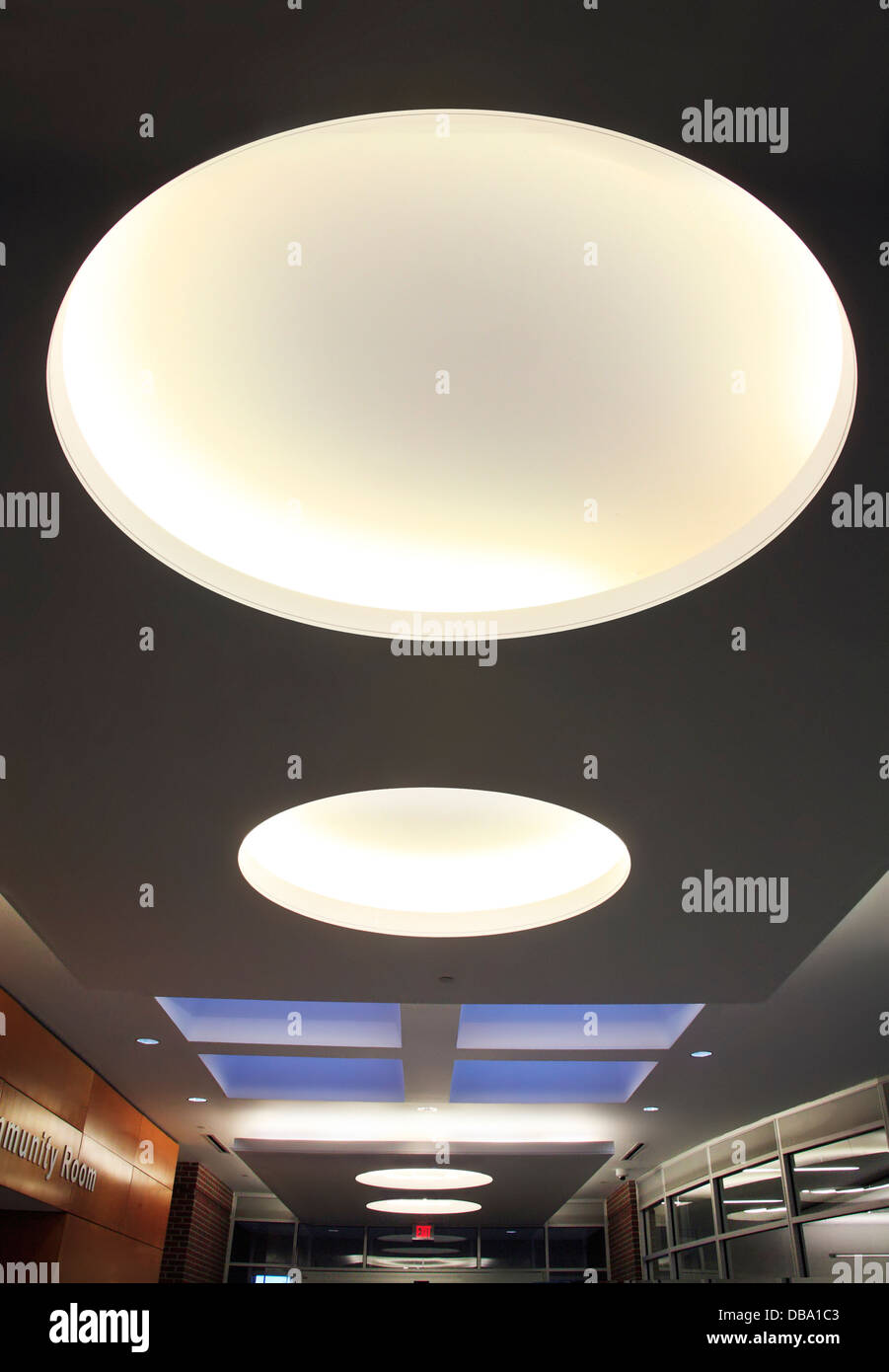 Architektonischen Innenraum Bild - große Runde Deckenleuchten und Dachfenster. Stockfoto