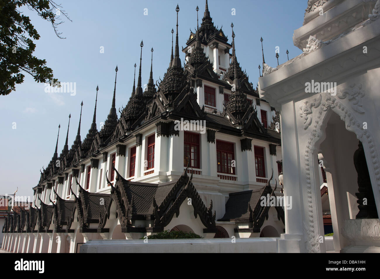 Seitenansicht des Wat Ratchanadda in Bangkok Stockfoto