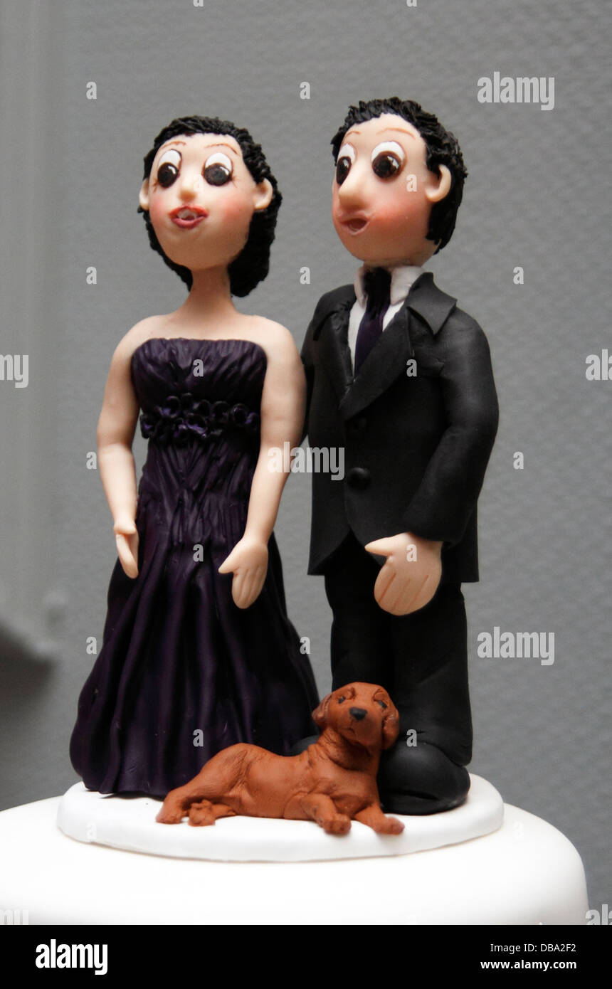 Kuchendekoration Marzipan Paar mit Hund Stockfoto