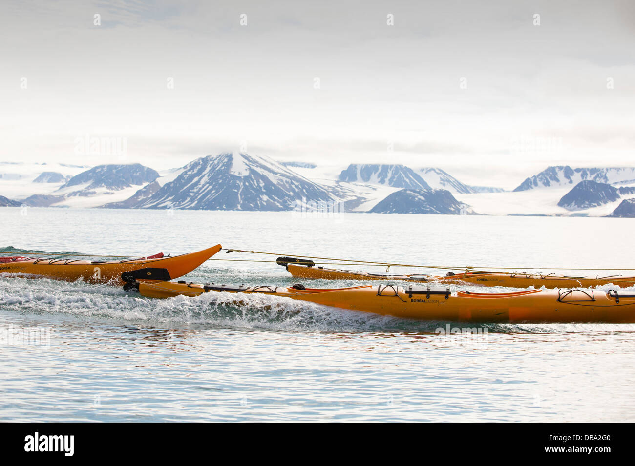 Eine Expedition Kreuzfahrt-Tour mit Meer Kajaks aus einem Strand im nördlichen Svalbard. Stockfoto