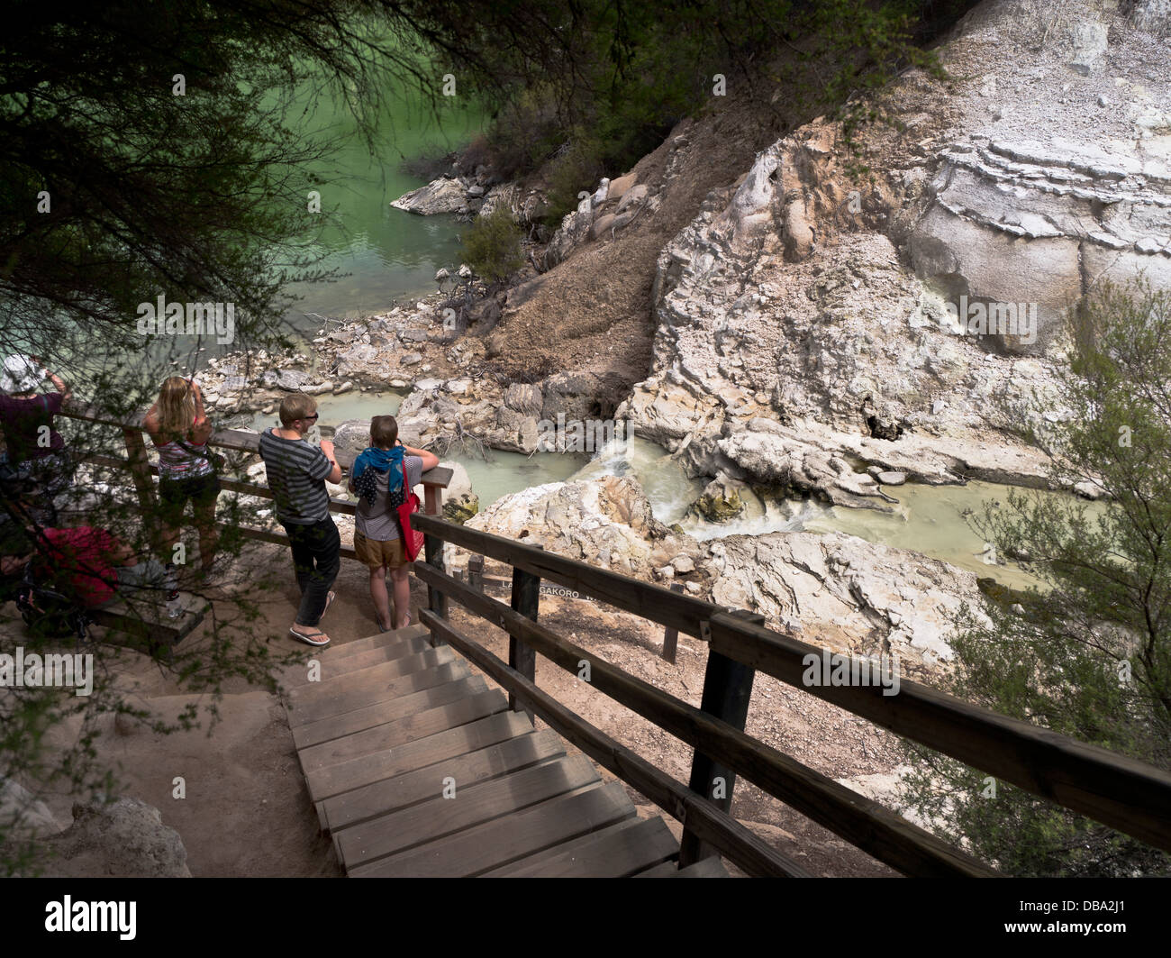 dh Wai O Tapu Thermal Wonderland WAIOTAPU NEUSEELAND Touristen betrachten geothermische Landschaft See Ngakoro Wasserfall Sehenswürdigkeit sehen rotorua Gegend Urlaub Stockfoto