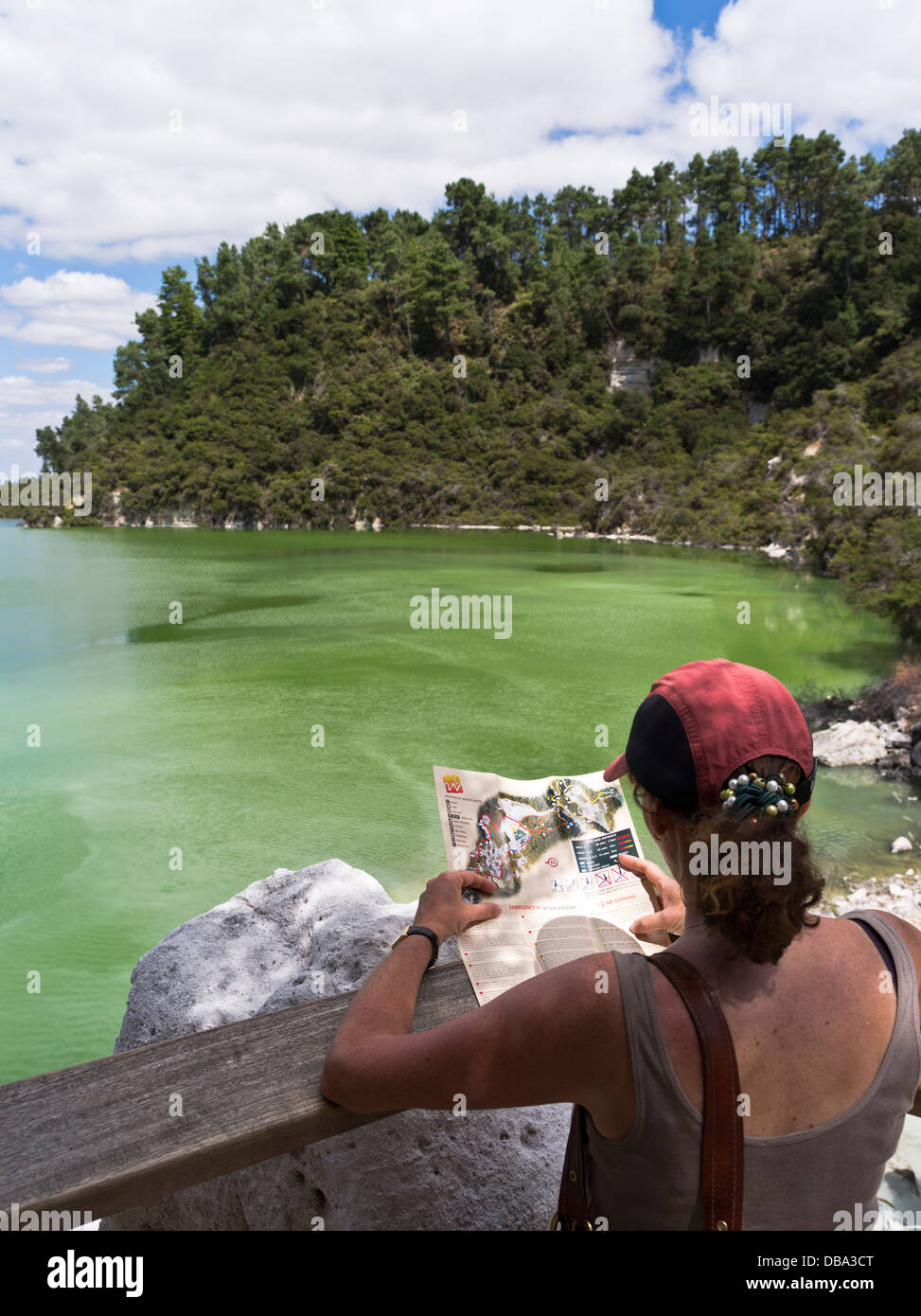 dh Wai O Tapu Thermal WAIOTAPU NEUSEELAND Frau Tourist Karte lesen Green Lake Ngakoro Schwefelwasser Anblick allein Stockfoto