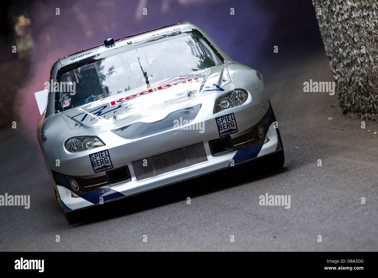 Chichester, UK - Juli 2013: Toyota Camry NASCAR übergibt die Feuerstein-Wand in Aktion auf dem Goodwood Festival of Speed Stockfoto