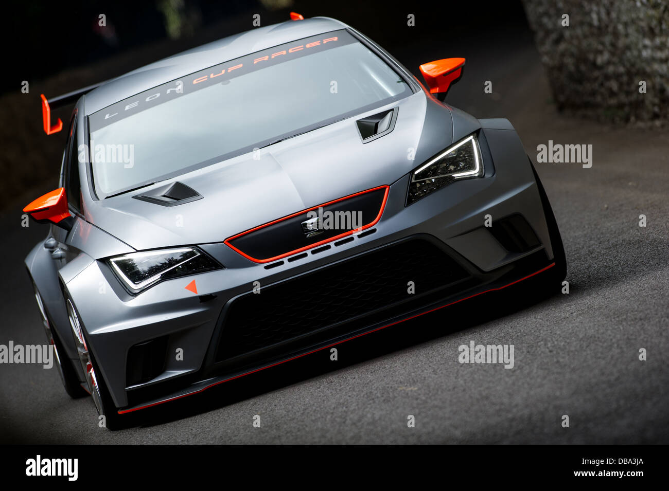 Chichester, UK - Juli 2013: SEAT Leon Cup Racer übergibt die Feuerstein-Wand in Aktion auf dem Goodwood Festival of Speed Stockfoto