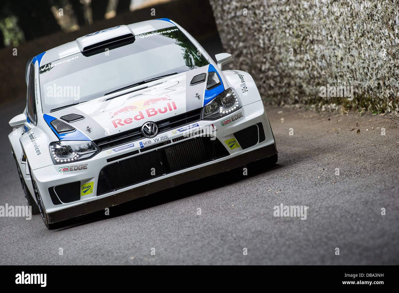 Chichester, UK - Juli 2013: Volkswagen Polo WRC übergibt die Feuerstein-Wand in Aktion auf dem Goodwood Festival of Speed am 12. Juli, 20 Stockfoto