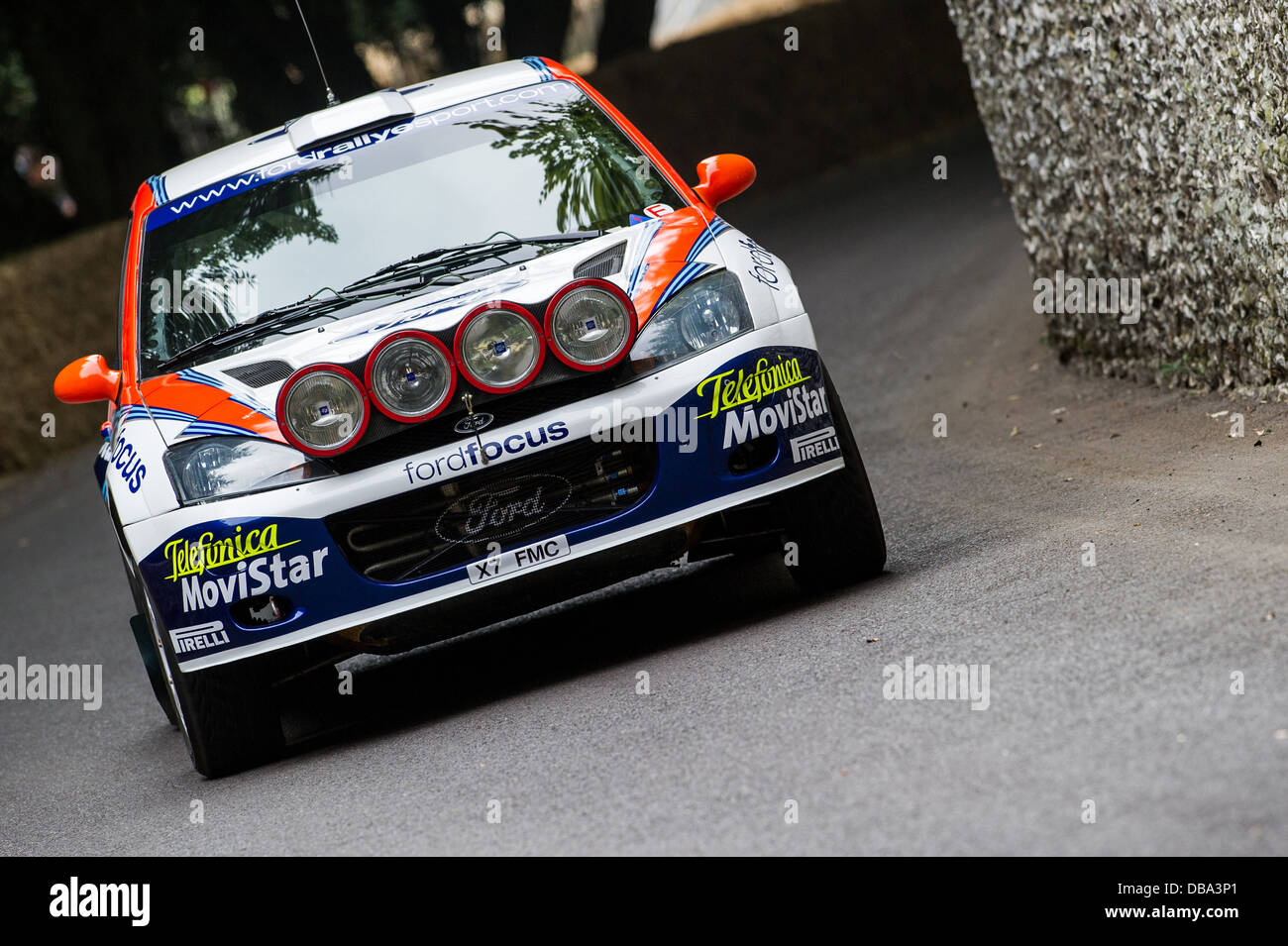 Chichester, UK - Juli 2013: Ford Focus WRC übergibt die Feuerstein-Wand in Aktion auf dem Goodwood Festival of Speed am 12. Juli 2013. Stockfoto