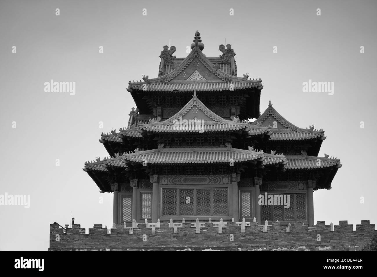 Eckturm in schwarz und weiß im Kaiserpalast in Peking, China Stockfoto