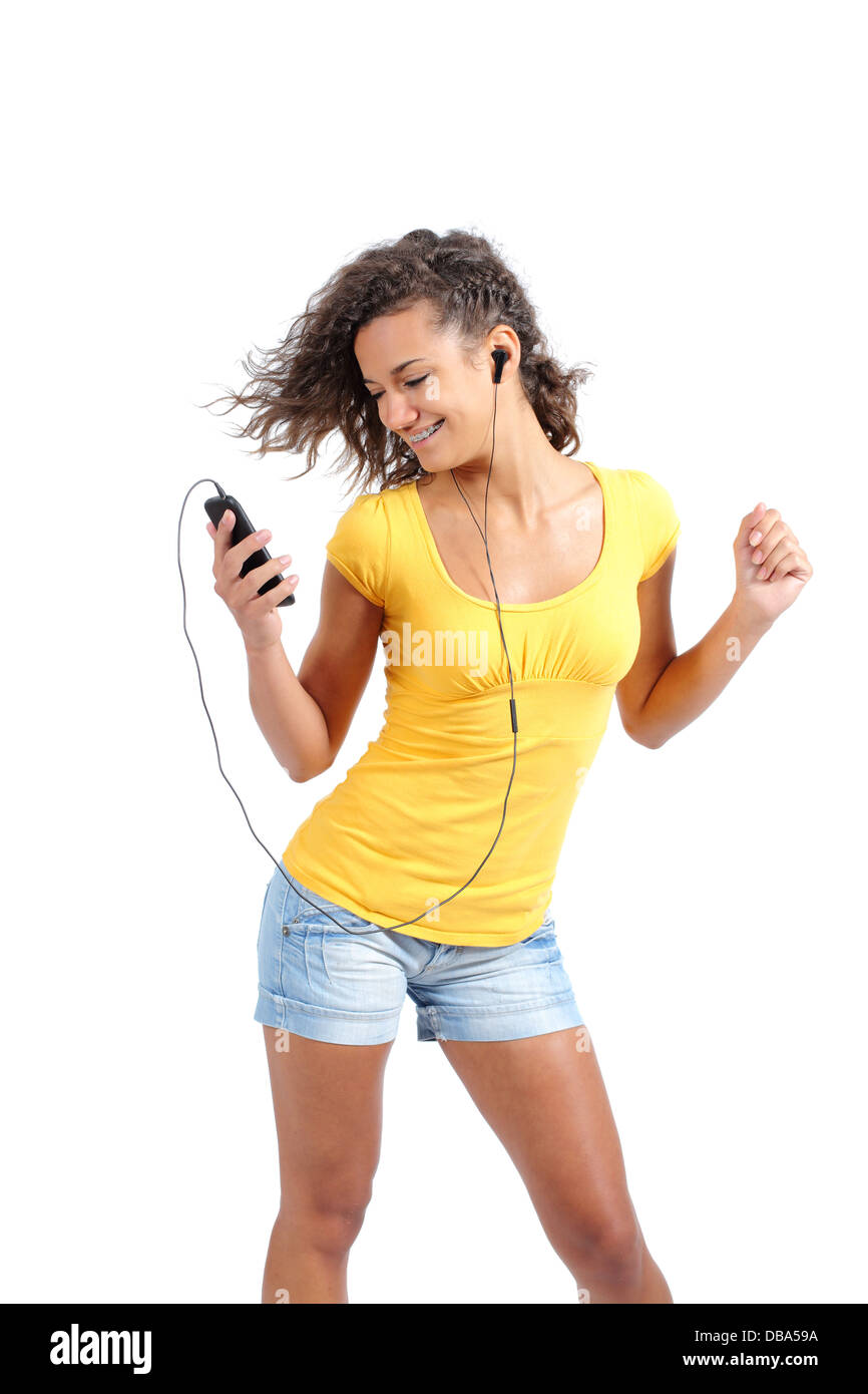 Glücklich Teenager Mädchen tanzen und Musikhören isoliert auf weißem Hintergrund Stockfoto