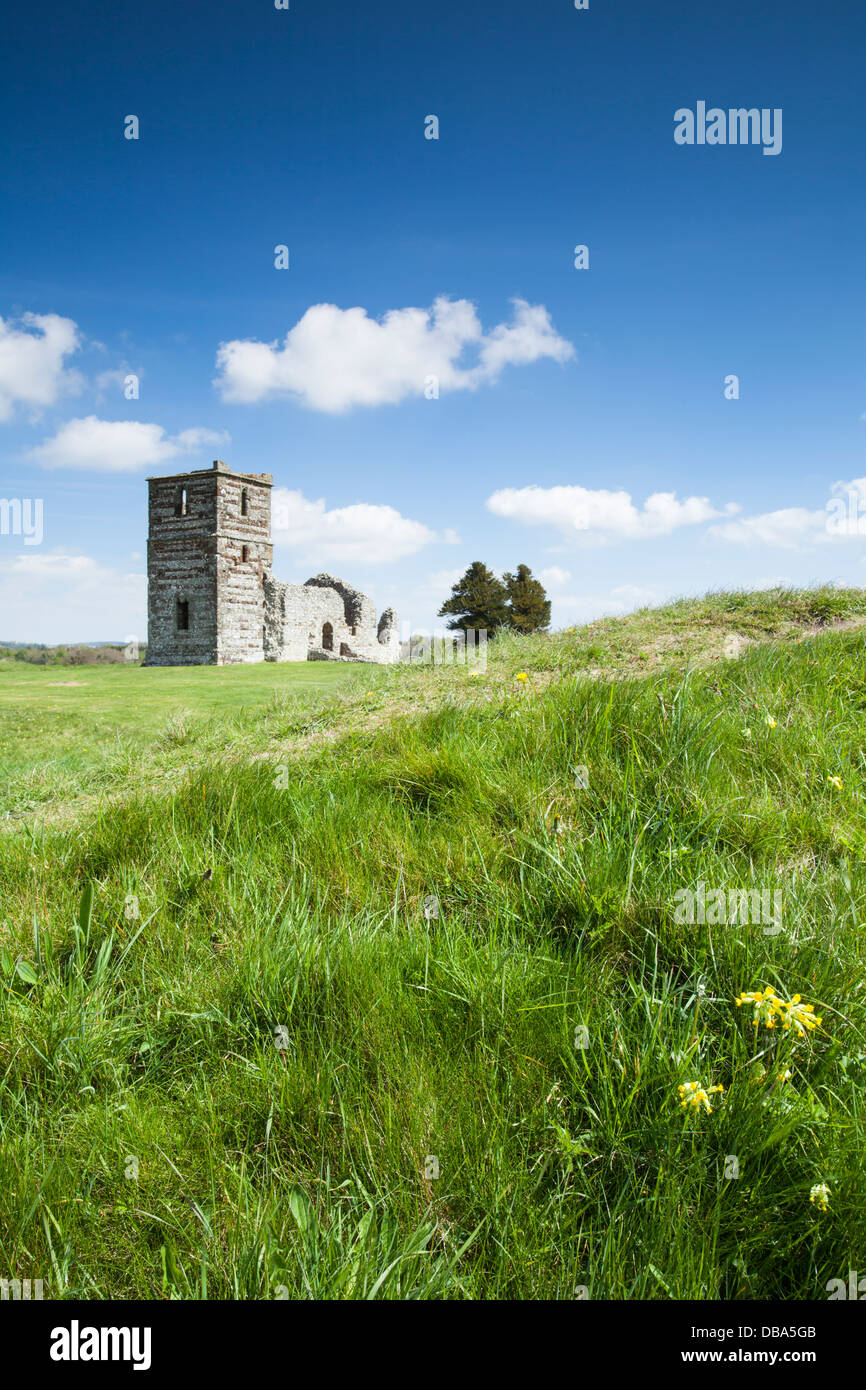 Die Ruinen der normannischen Kirche in Knowlton gesehen aus neben der neolithischen Erdarbeiten, in der Nähe von Blandford Forum, Dorset, England Stockfoto