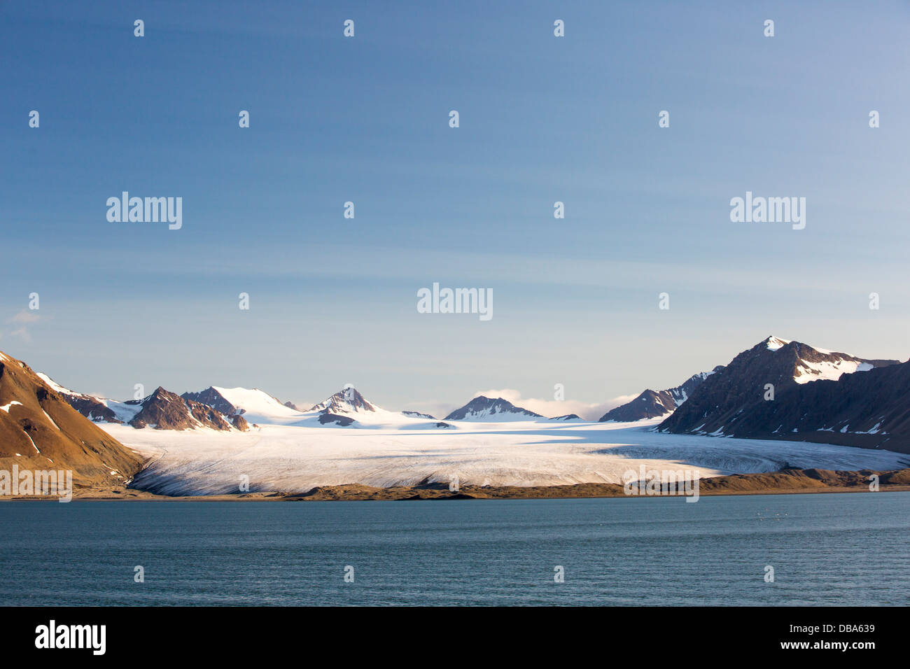 Ein Gletscher am Recherchefjorden auf westlichen Spitzbergen. Alle Svalbards Gletscher schwinden Stockfoto