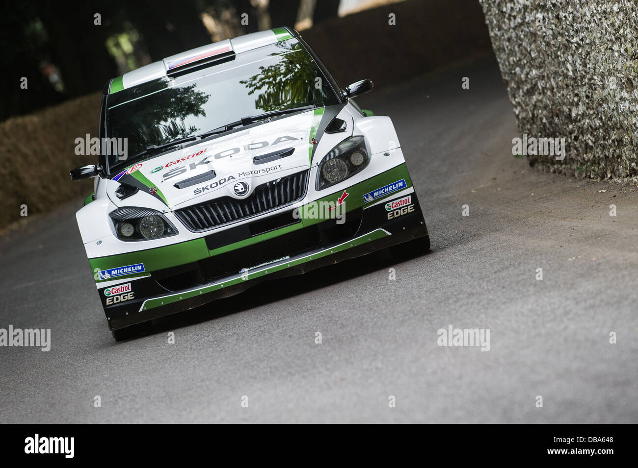 Chichester, UK - Juli 2013: Skoda Fabia S2000 übergibt die Feuerstein-Wand in Aktion auf dem Goodwood Festival of Speed am 12. Juli 2013 Stockfoto