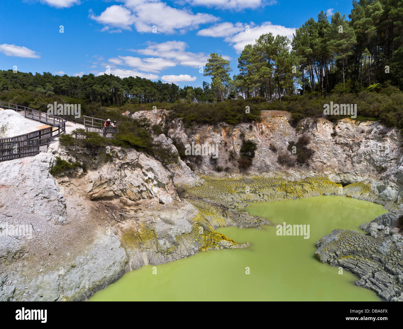 dh Wai O Tapu Thermal Wonderland WAIOTAPU NEUSEELAND Tourist Blick auf olivgrünen Schwefel Wasser Devils Cave Bad Pool See park rotorua Stockfoto