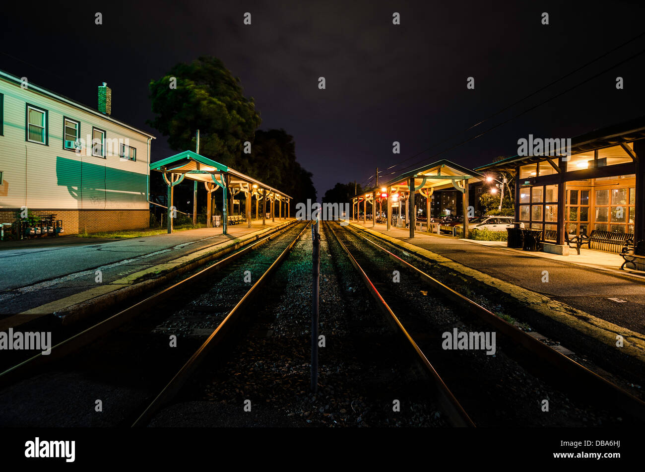 Stille Railroad Station in der Nacht Stockfoto