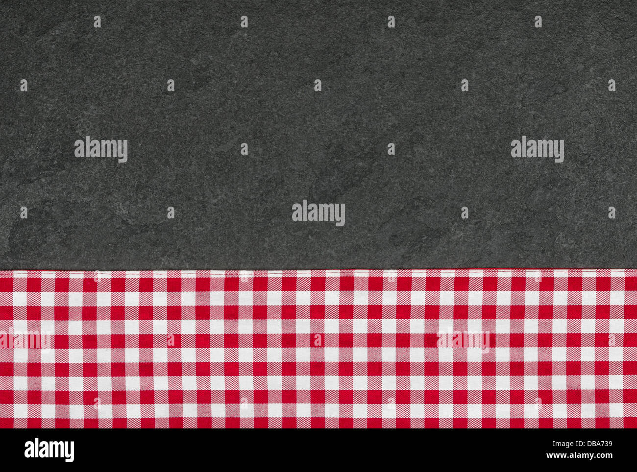 Schiefer-Platte mit einem rot karierten Tischdecke Stockfoto