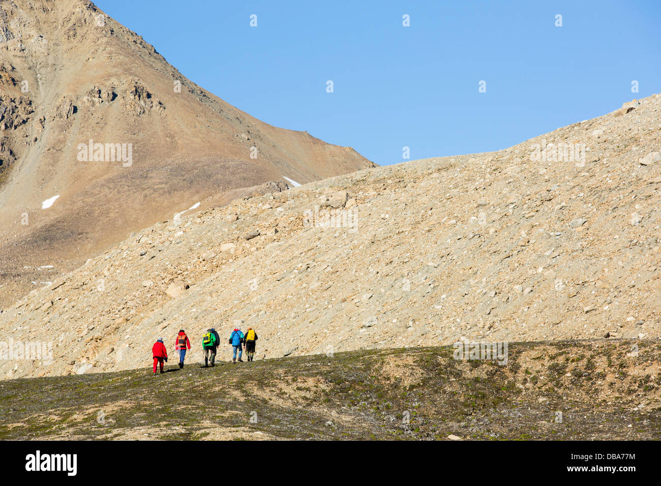 Eine Expedition cruise Reisegruppe auf einem Hügel im nördlichen Svalbard. Stockfoto