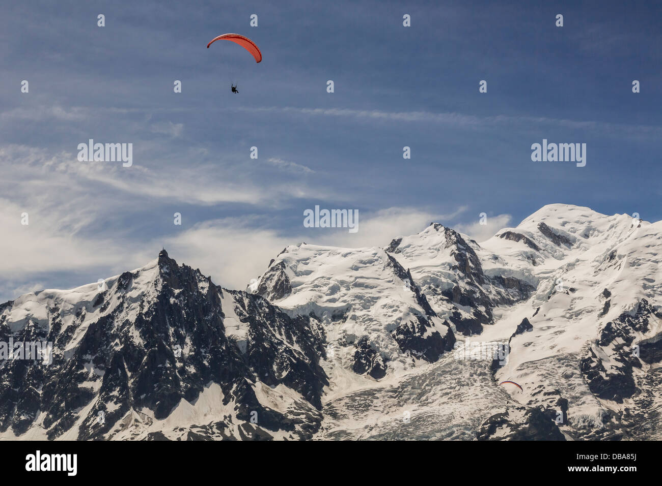 Mann-Drachenfliegen über Berge Stockfoto