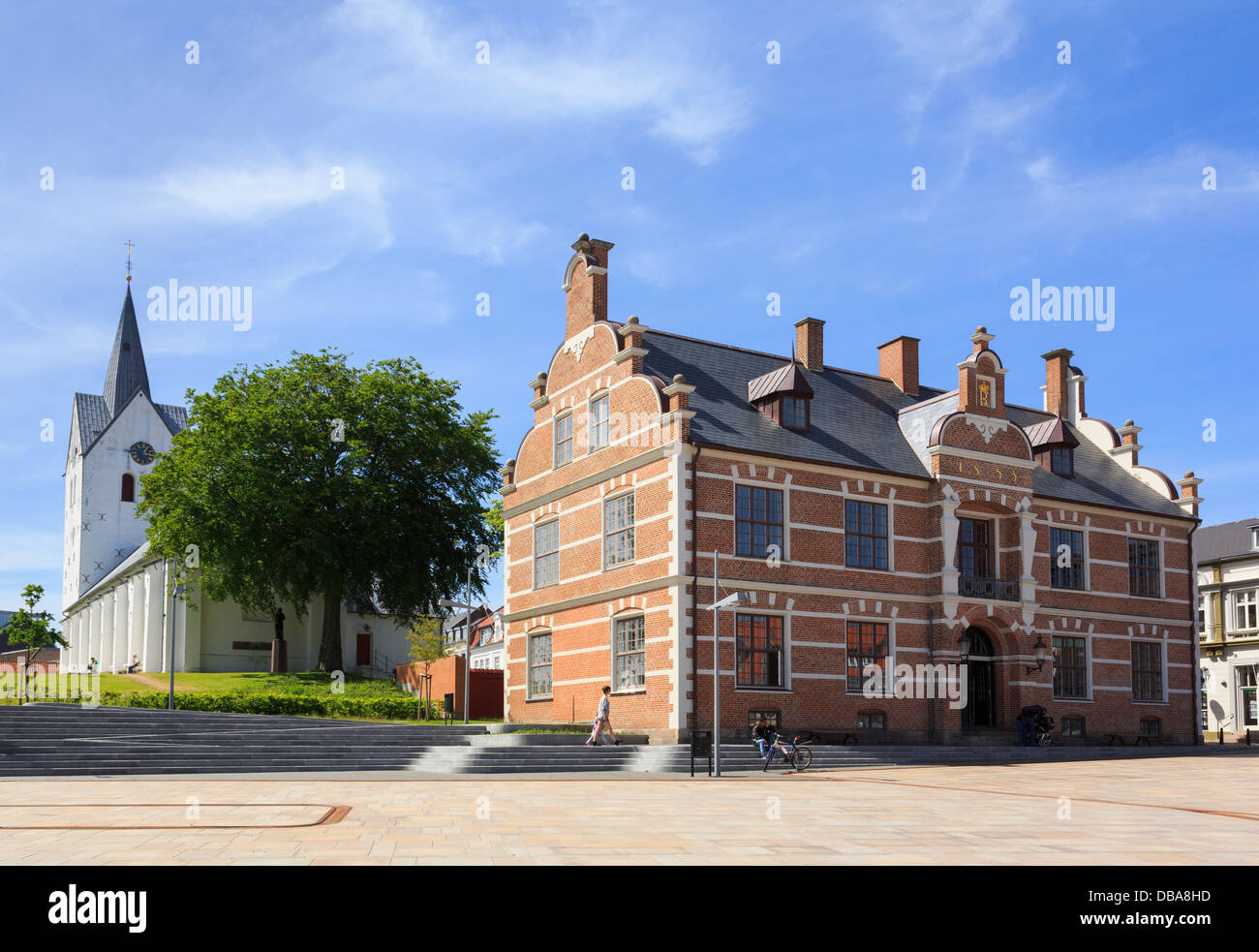 Kirche und das alte Rathaus 1853 in gepflasterten Platz in Thisted, Jütland, Dänemark, Skandinavien, Europa Stockfoto