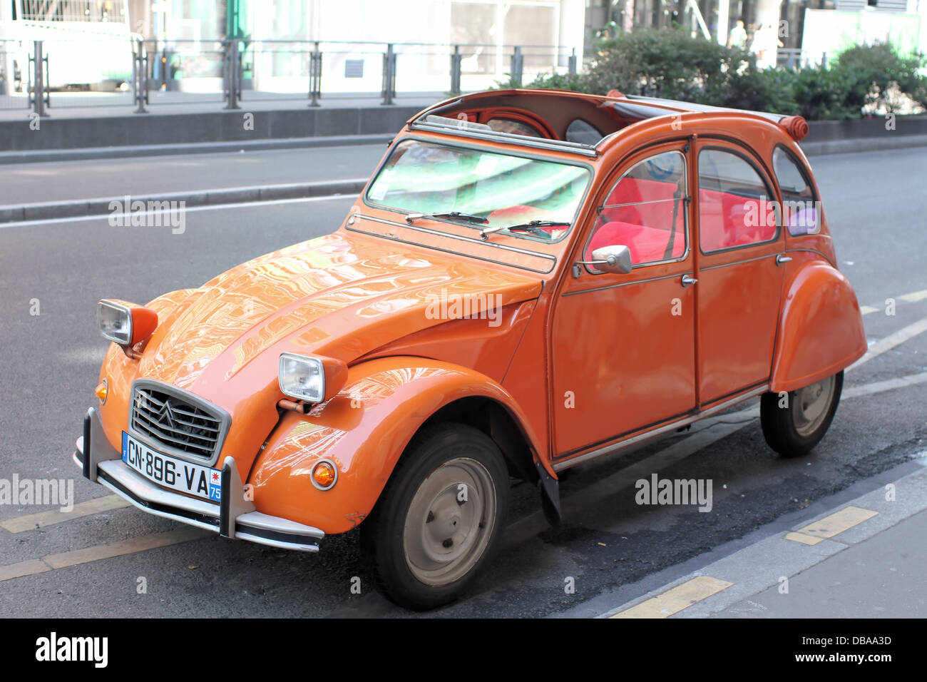 Eine Orange geparkten Citroen 2 CV auf den Straßen von Paris, Frankreich Stockfoto