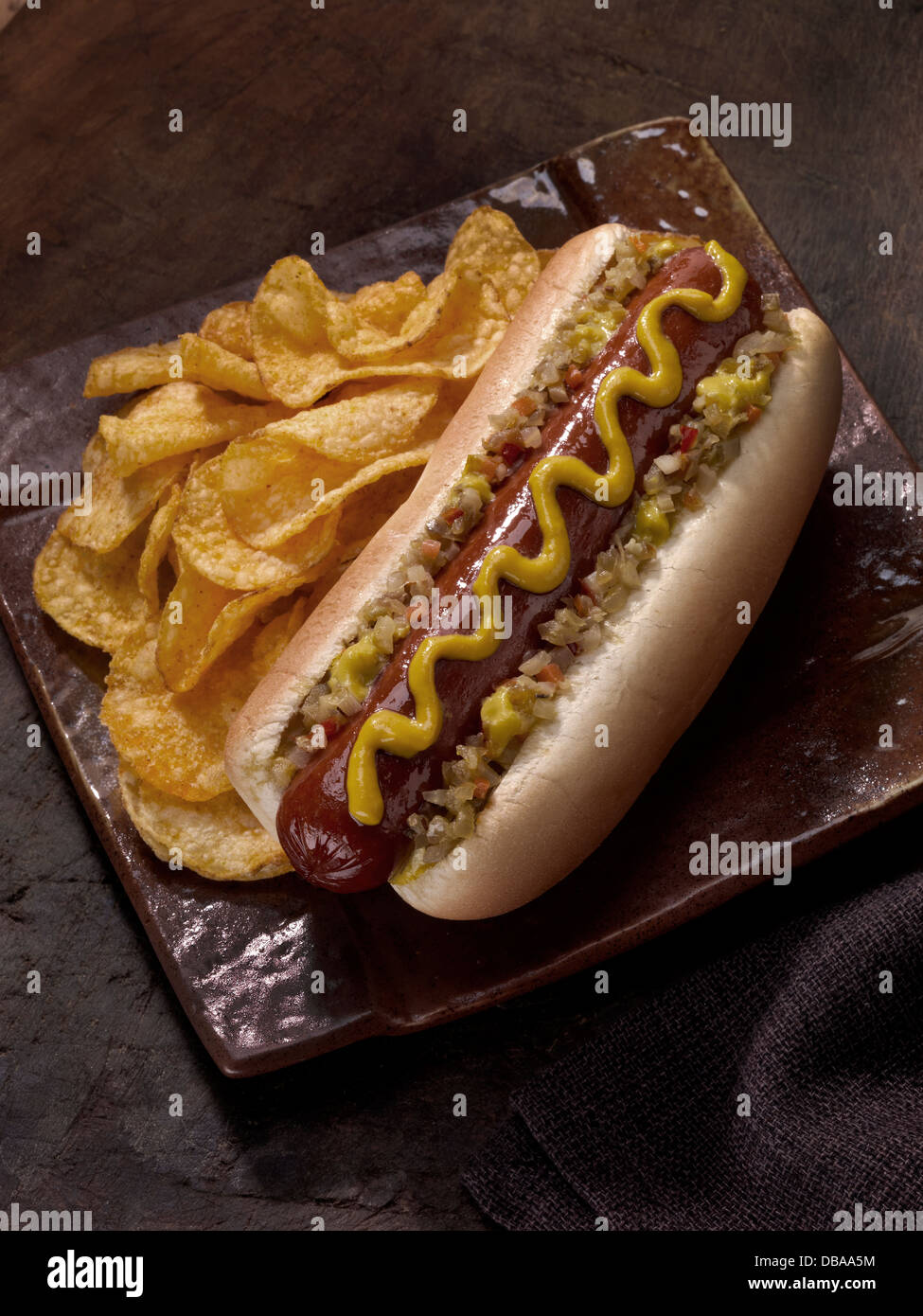 Chicago Style Hotdog mit Chips. Stockfoto