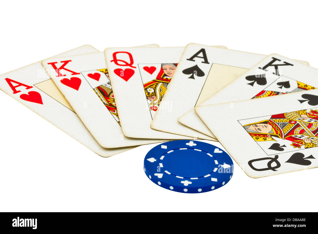 Glücksspiel-Konzept mit Spielkarten und Casino-Chip isoliert auf weiss Stockfoto