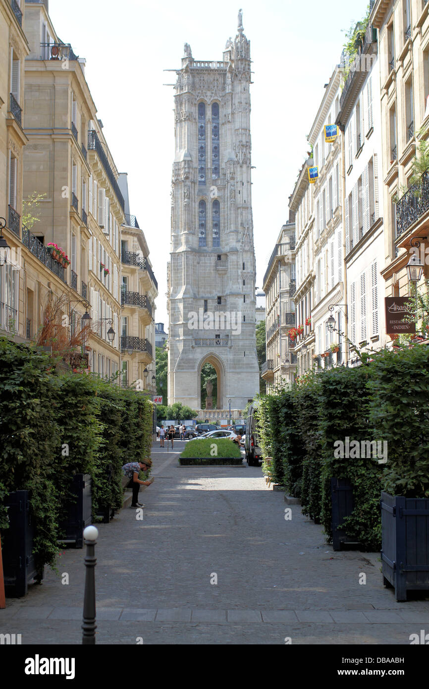 Ein Blick auf Tour St. Jacques in Paris, Frankreich von Rue Nicolas Flamel Stockfoto