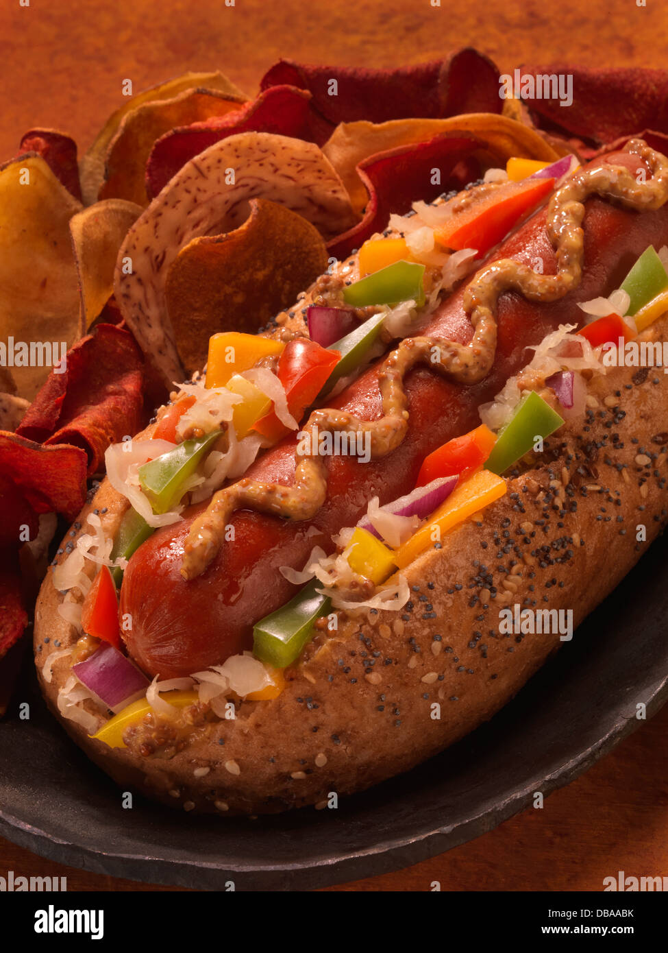 Ein geladene Chicago Stil Hotdog mit Senf Delikatessen und Feinkost-chips. Stockfoto