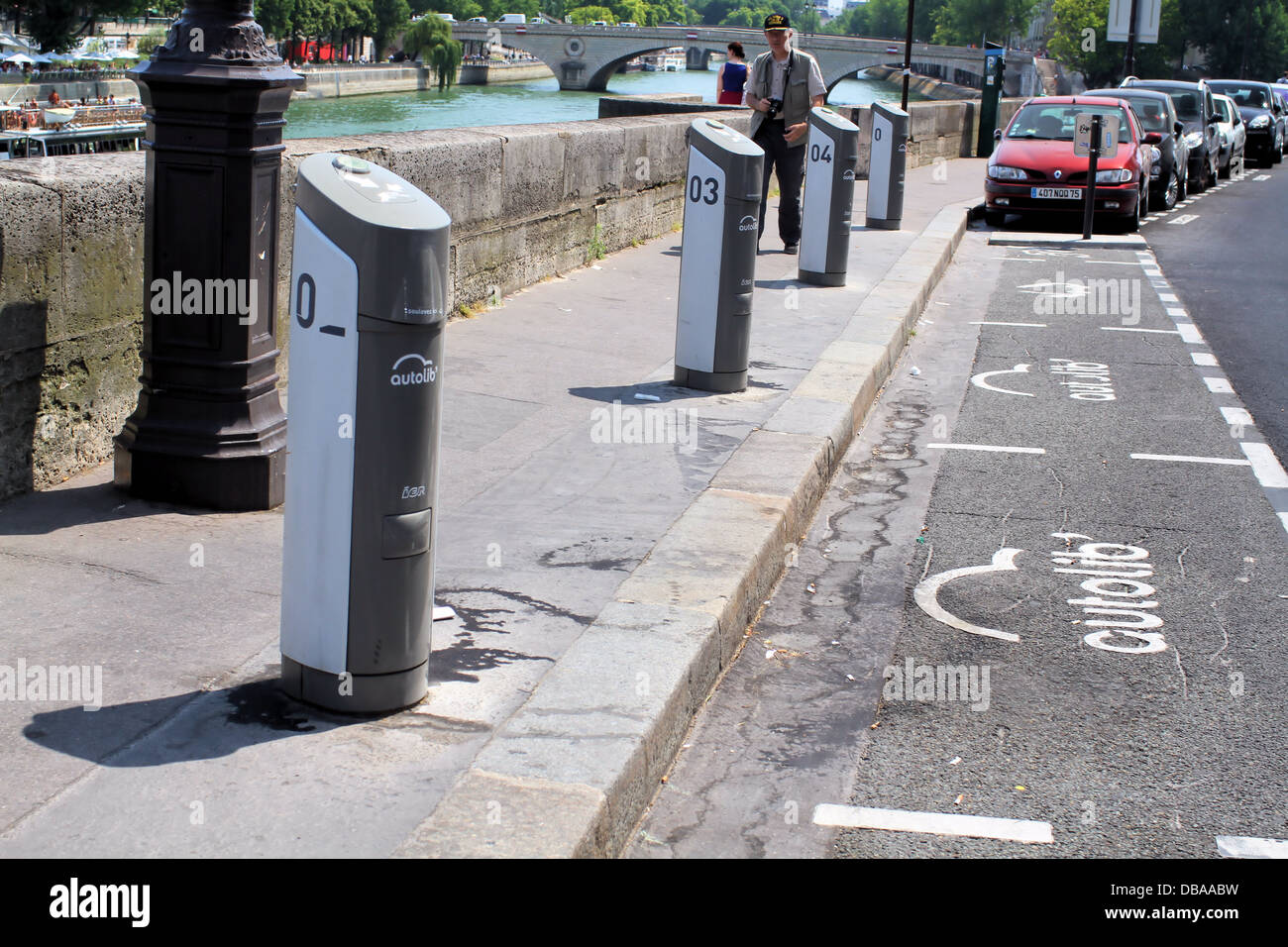 Autolib Ladestationen am Quai Aux Fleurs, Paris. Autolib ist der electric Car sharing-Service begann im Dezember 2011 Stockfoto