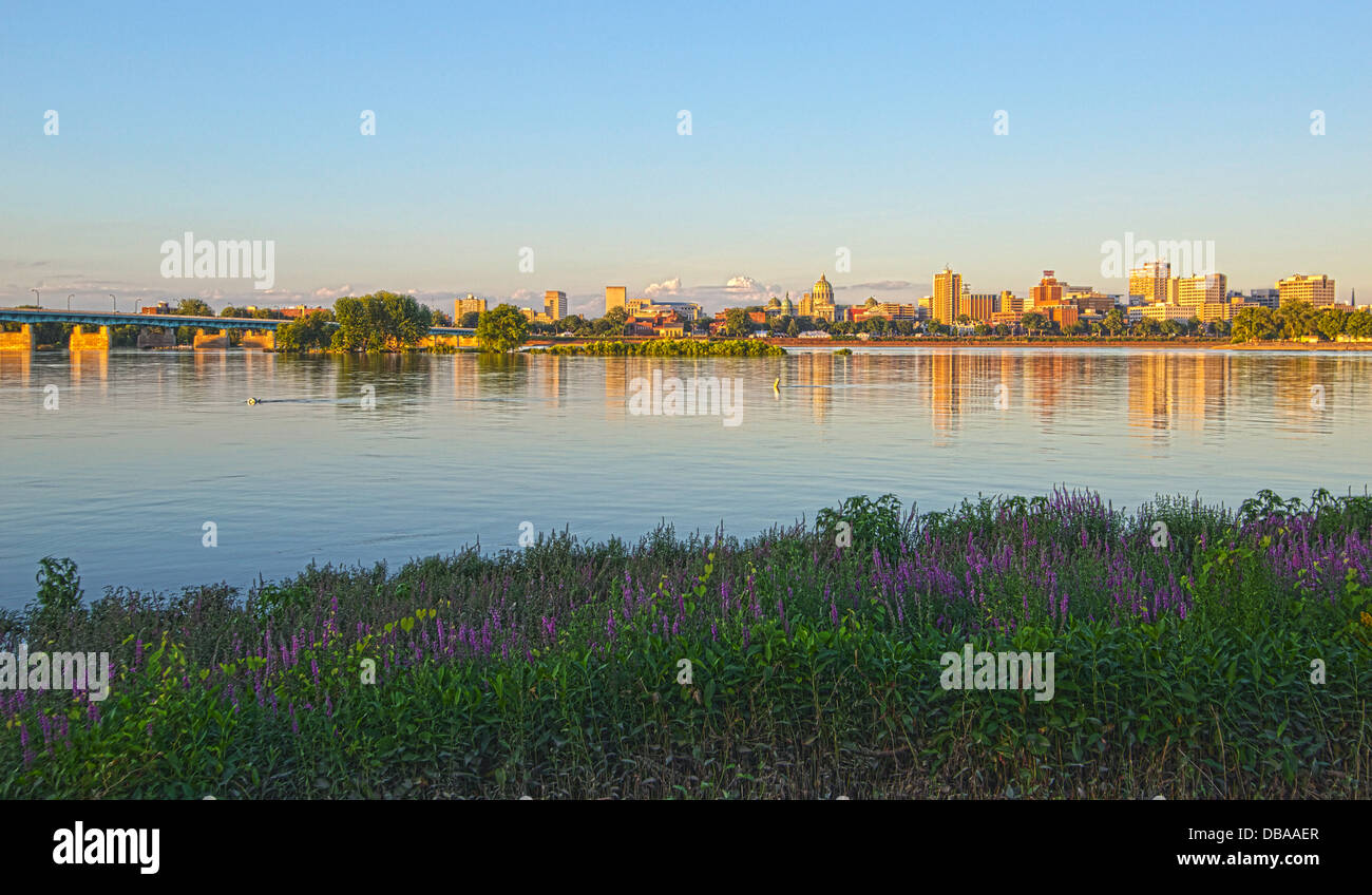 Skyline von Harrisburg, Pennsylvania, USA aus über den Susquehanna Fluß Stockfoto
