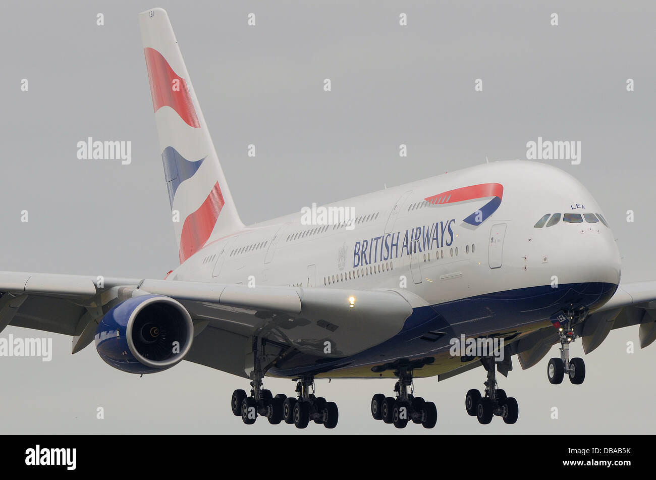 British Airways' erstes Airbus A380 'Super Jumbo' Jet-Linienflugzeug in Landekonfiguration. Die BA A380 G-XLEA wurde als erste in Betrieb genommen Stockfoto