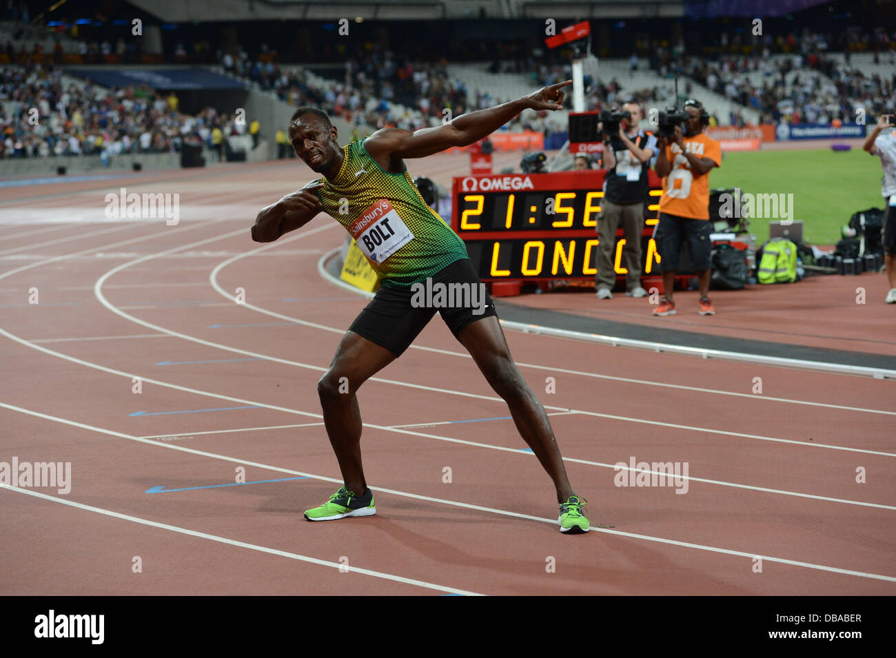 London, UK. 26. Juli 2013. Usain Bolt feiert nach dem Sieg bei den Herren 100m in einer Saison Bestzeit von 9,85 Sekunden bei London Jubiläum Spiele Diamond League Leichtathletik meeting, 26. Juli 2013 Credit: Martin Bateman/Alamy Live News Stockfoto