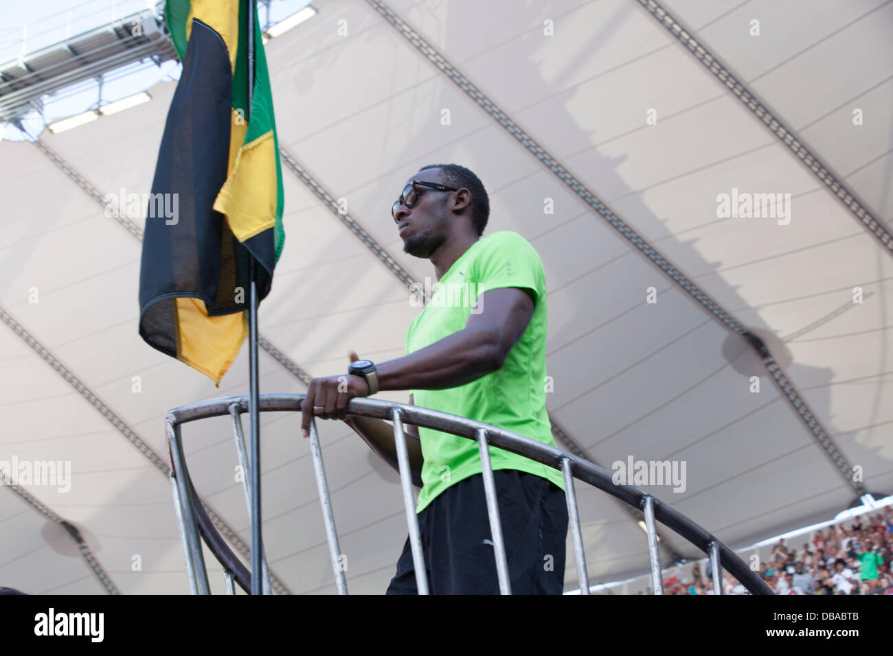 London, UK. 26. Juli 2013. Usain Bolt betritt Olympiastadion auf einer Rakete Gruß Fans. 100m Olympic Champion Usain Bolt steht neben der jamaikanische Flagge auf einer Rakete. Geburtstag Spiele britischen Leichtathletik in London. Foto: Credit: Rebecca Andrews/Alamy Live-Nachrichten Stockfoto
