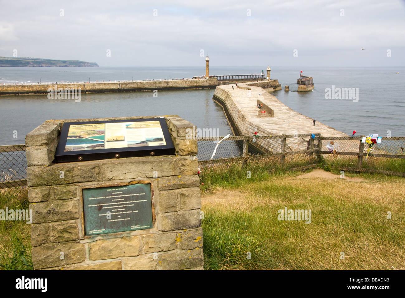 Whitby Hafenmauer und Piers mit Gedenktafel anlässlich der Fertigstellung des neuen Küstenschutzes an Tha Haggerlythe Stockfoto