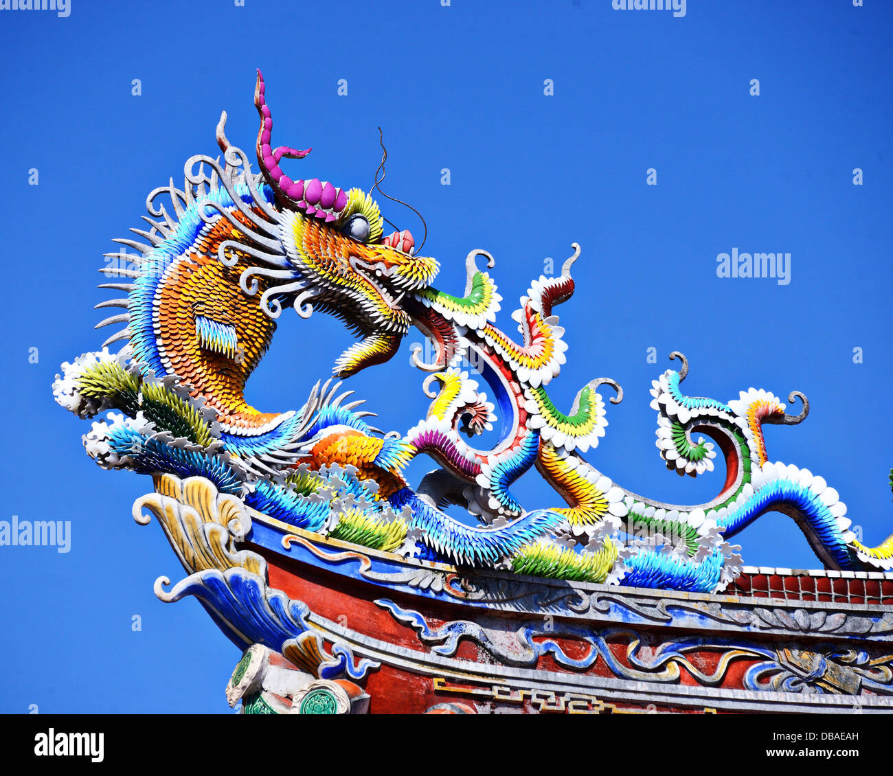 Verziert chinesischen Tempel Detail in den Himmel. Stockfoto