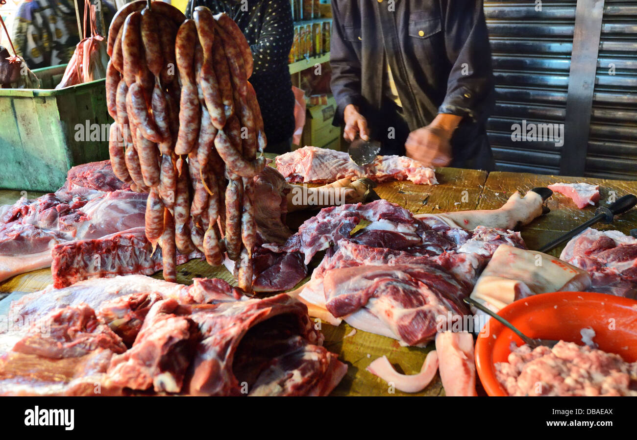 Fleisch wird auf einem taiwanesischen Lebensmittelmarkt geschlachtet. Stockfoto