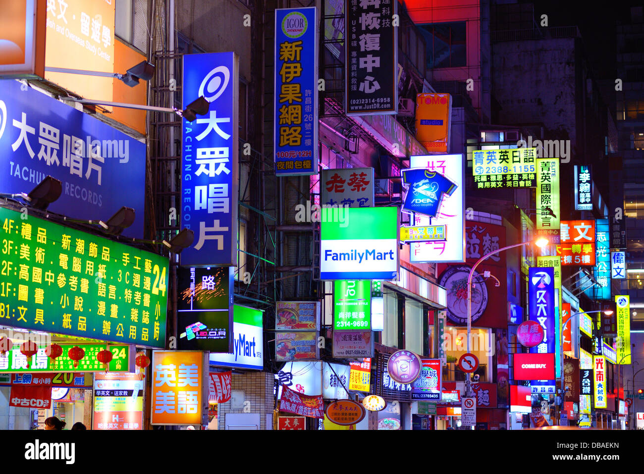 Leuchtreklamen in Taipeh, Taiwan. Stockfoto