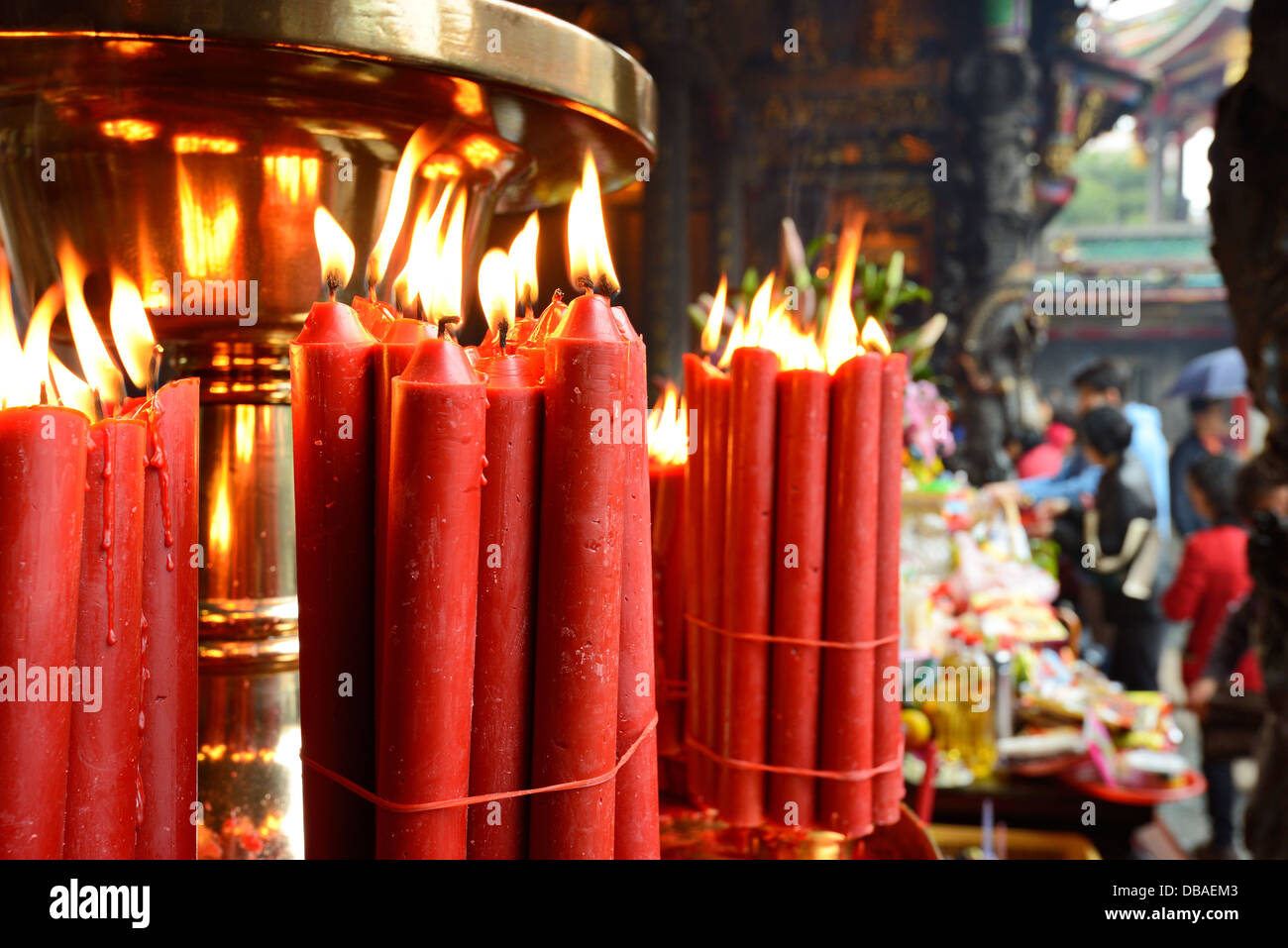 Kerzen im Longshan Tempel in Taipei, Taiwan. Stockfoto