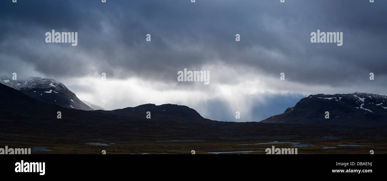 Dramatische Berge Licht Blick nach Süden vom Alesjaure Berghütte in Richtung Alisvaggi, Kungsleden Trail, Lappland, Schweden Stockfoto