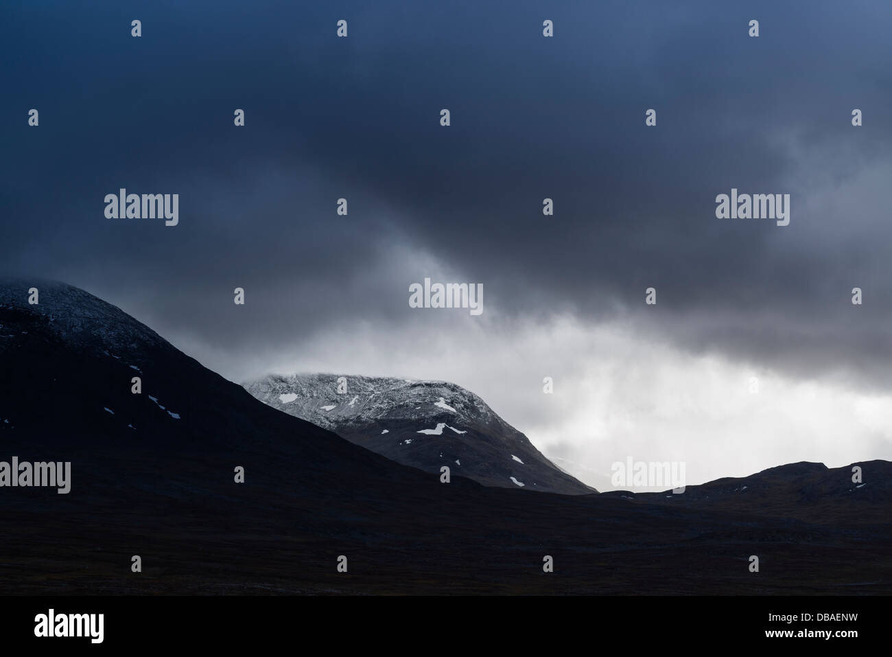 Dramatische Berge Licht Blick nach Süden vom Alesjaure Berghütte in Richtung Alisvaggi, Kungsleden Trail, Lappland, Schweden Stockfoto