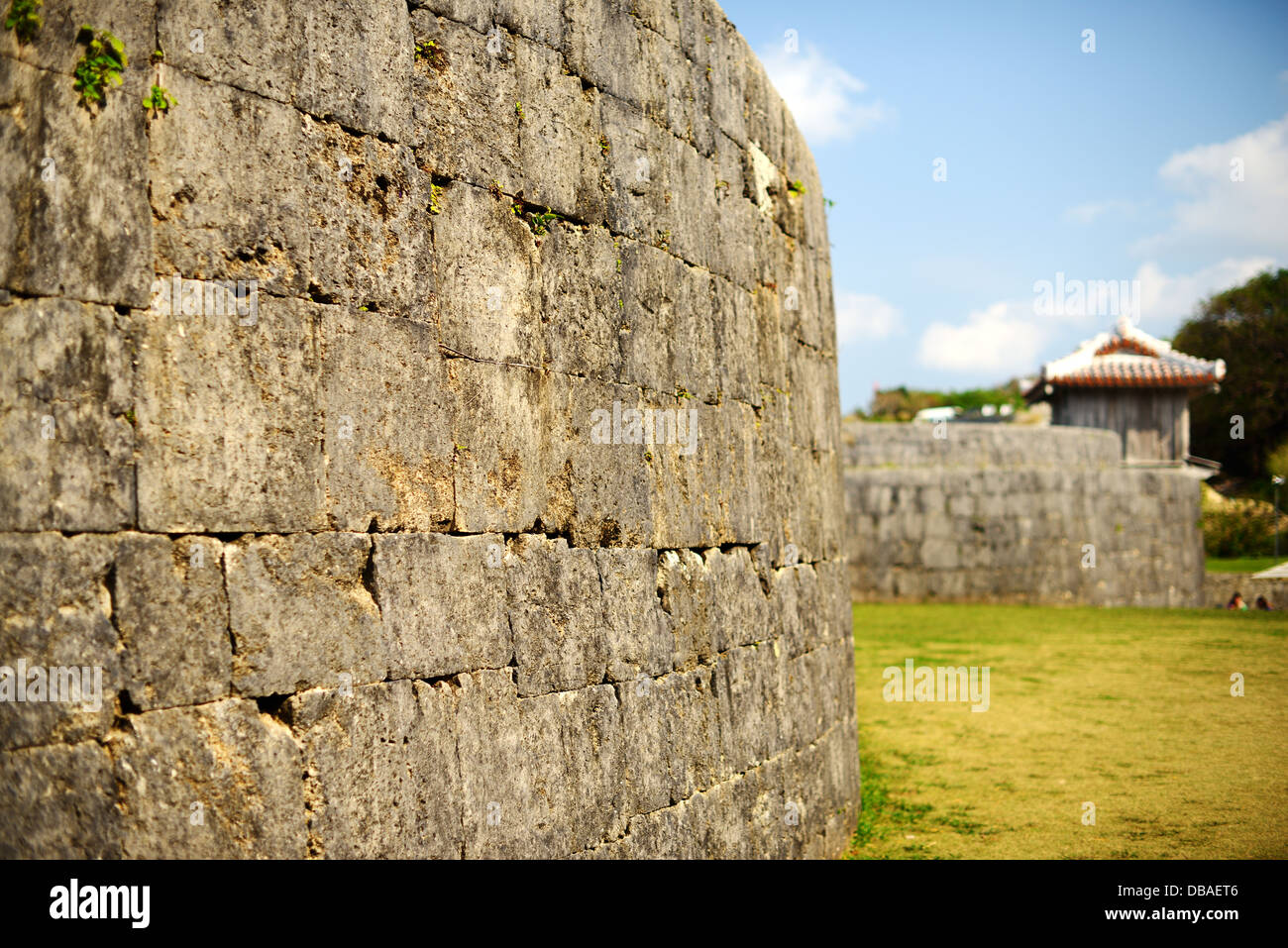 Schützende Mauer auf dem Gelände des Shuri Castle in Naha, Okinawa, Japan. Stockfoto