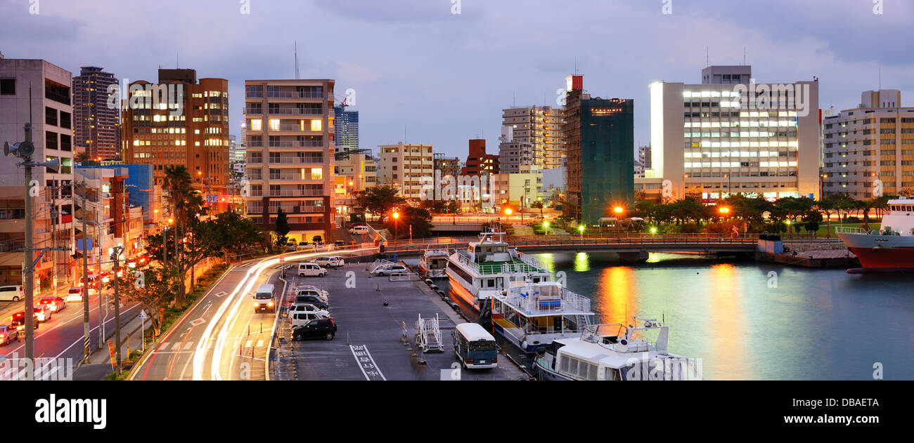 Naha, Okinawa, Japan-Hafen und die Stadt. Stockfoto