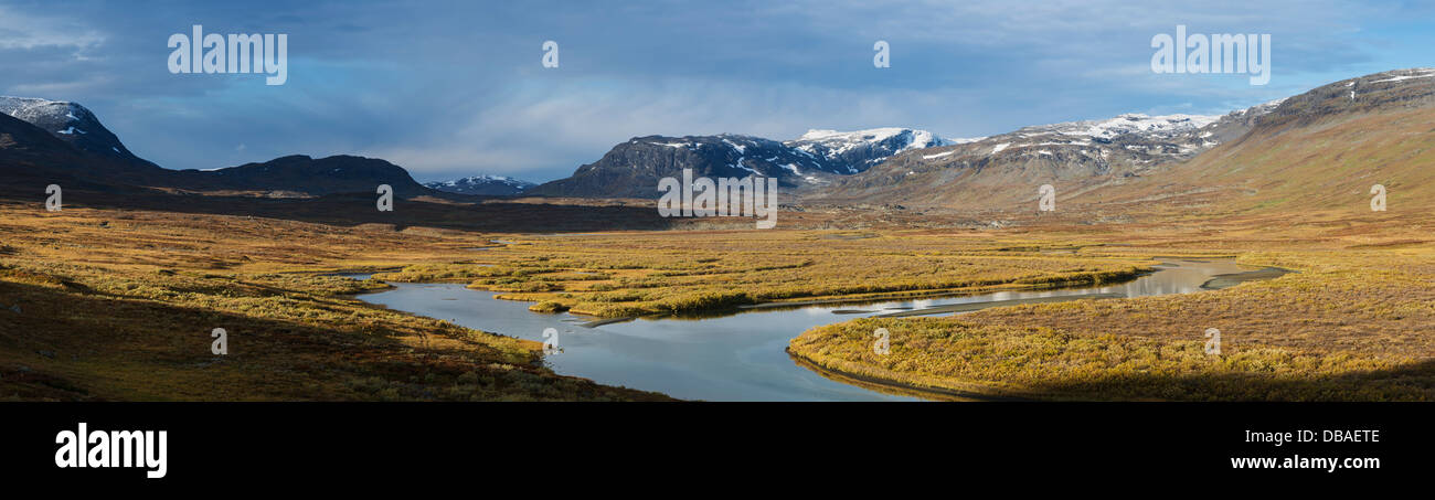 Herbstliche Landschaft des Flusses und Alisvagge von in der Nähe von Alesjaure Berghütte, Kungsleden Trail, Lappland, Schweden Stockfoto