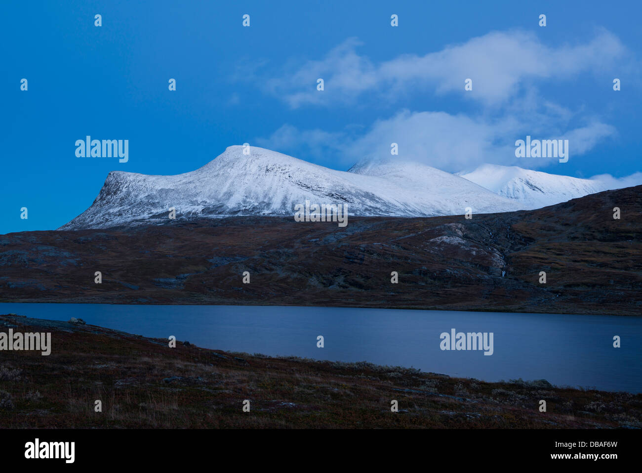 Schneebedeckte Berge erheben sich über See Radujavri entlang Kungsleden Lappland, Schweden Stockfoto