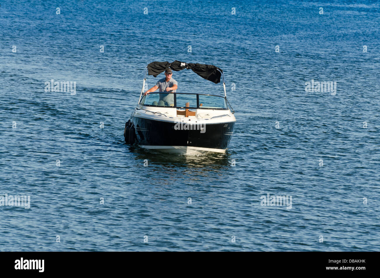 Mann in einem Motorboot Stockfoto