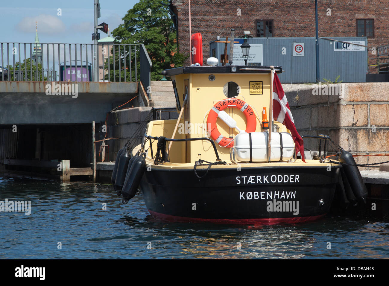 Boot im Kanal in Kopenhagen Stockfoto